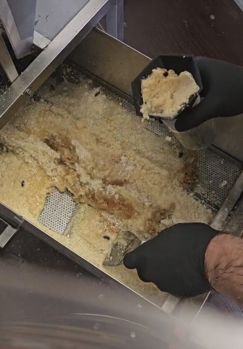 The uncapping tray, full of cappings